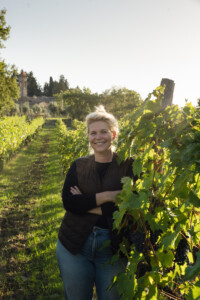 Bild på Sofia Ruhne i en av sina vingårdar på Terreno i Italien