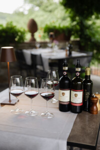 Bild på restaurangen i Terreno, dukade vinglas och vinflaskor.