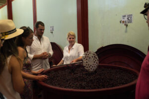 Bild på vineriet och öppna jäskar med Soofia Ruhne på Terreno i Toscana