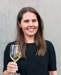 Porträttbild på Clara Grabe från vinimportören Provinum