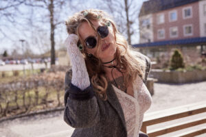 Porträttfoto på artisten Julia Frej med solglasögon. Fotograf Dave Kinnaman