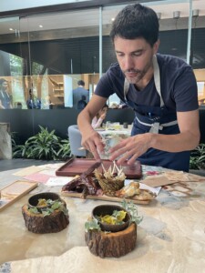 Porträttbild på Virgilio Martinez i sin matsal