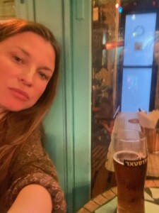 Porträttbild på radioprataren Charlotte Wandt med en öl.