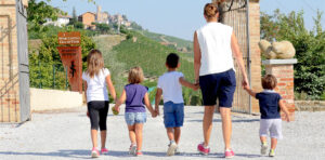 Bild på Sara Vezza med sina fyra barn som representerar de fyra elementen