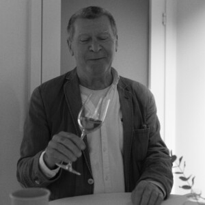 Porträttbild på Johan Edström Wine Table i svartvitt
