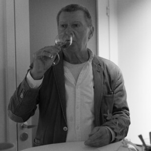 Porträttbild på Johan Edström Wine Table i svartvitt