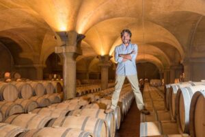 Porträttbild på vinmakaren Giorgio Rivetti i sin vinkällare hos La Spinetta