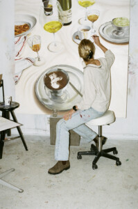 Porträttbild på en målandes Lisa Larsson i sin ateljé