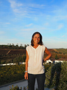 Porträttbild på Andrea Tavares, vinmakare på Chocalpha i Portugal
