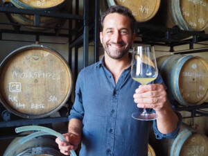 Porträttbild på vinmakaren Antonio Macanita på vineriet Fitapreta i Portugal.