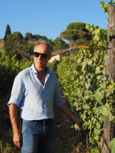 Porträttbild på Piergiorgio Castellani i en av sina vingårdar