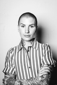 Porträttbild på Pia Dahlström i svartvitt och randig skjorta.