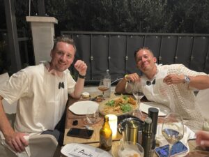 Johannes och pascal vid ett bord med mat och dryck i Bosnien.