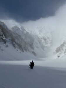 Landskapsbild med snowboardåkaren PJ Gustafsson i bergsmiljö.