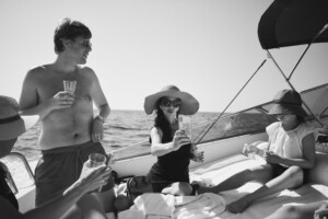 svartvit porträttbild på Samanda Ekman med andra personer i en båt på havet.