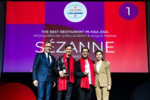 Bild på pristagarna Restaurang Sezanne under prisceremonin för World’s 50 Best Restaurants i Asien