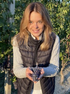 Pporträttbild på Ulrika Ferlin med druvor i händerna