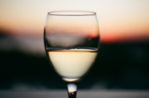 Ett glas vitt vin i solnedgången.