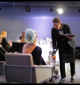 Miljöbild på sommelier Frida Winters under ett tävlingsmoment i sommellerie.