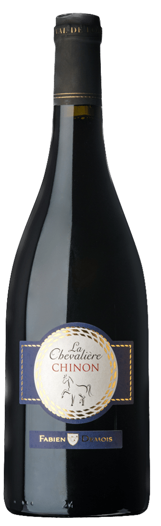 En lättare glasflaska med La Chevalière Chinon, ett rött vin från Loiredalen i Frankrike