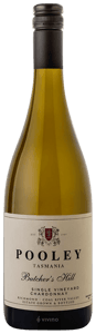 En glasflaska med Pooley Butcher´s Hill Chardonnay 2019, ett vitt vin från Tasmanien i Australien