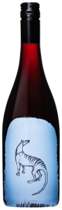En glasflaska med Small Island Glengarry Pinot Noir 2019, ett rött vin från Tasmanien i Australien