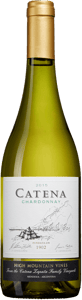En glasflaska med Catena Chardonnay 2021, ett vitt vin från Cuyo i Argentina