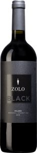 En glasflaska med Zolo Black Malbec 2018, ett rött vin från Cuyo i Argentina