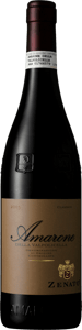 En glasflaska med Zenato Amarone della Valpolicella Classico 2018, ett rött vin från Venetien i Italien