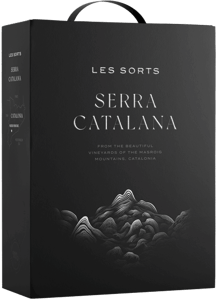 En box med Celler Masroig Les Sorts Serra Catalana 2022, ett rött vin från Spanien