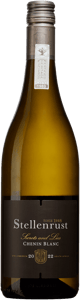 En flaska med Stellenrust Secrets & Lies Chenin Blanc 2022, ett vitt vin från Western Cape i Sydafrika