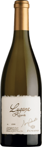 En flaska med Zenato Lugana Riserva 2020, ett vitt vin från Venetien i Italien