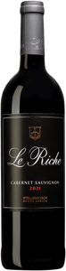 En flaska med Le Riche Cabernet Sauvignon 2021, ett rött vin från Western Cape i Sydafrika