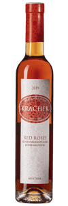 En glasflaska med Kracher Red Roses Beerenauslese 2019, ett vitt vin från Burgenland i Österrike