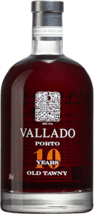 En glasflaska med Vallado Tawny Port 10 Years Old, ett starkvin från Douro i Portugal