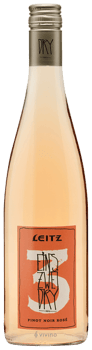 En lättare glasflaska med Weingut Leitz Eins Zwei Dry Pinot Noir Rosé 2020, en rosévin från Rheingau i Tyskland