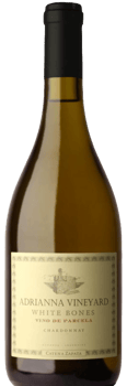 En glasflaska med Adrianna Vineyard White Bones Chardonnay, ett rött vin från Bourgogne i Frankrike