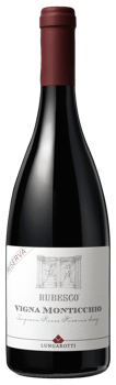 En glasflaska med Rubesco Riserva Vigna Monticchio, ett rött vin från Umbrien i Italien