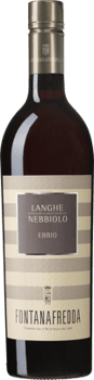 En glasflaska med Fontanafredda Ebbio Langhe Nebbiolo, ett rött vin från Piemonte i Italien