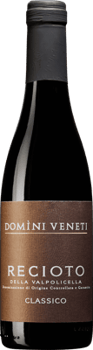 En glasflaska med Domìni Veneti Recioto della Valpolicella Classico 2018, ett rött vin från Venetien i Italien