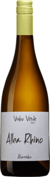 En glasflaska med Alba Rhino Vinho Verde, ett vitt vin från Vinho Verde i Portugal