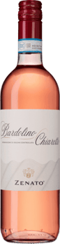 En glasflaska med Zenato Bardolino Rosé, en rosévin från Venetien i Italien