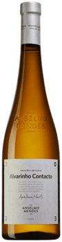 En lättare glasflaska med Contacto Alvarinho, ett vitt vin från Vinho Verde i Portugal