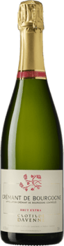 En glasflaska med Clotilde Davenne Brut Extra Crémant de Bourgogne, en mousserande från Bourgogne i Frankrike