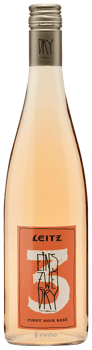 En glasflaska med Weingut Leitz Eins Zwei Dry Pinot Noir Rosé 2020, ett rosévin från Rheingau i Tyskland