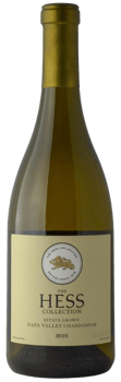 En glasflaska med Hess Napa Valley Chardonnay 2019, ett vitt vin från Kalifornien i USA