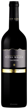 En glasflaska med Elena Walch Lagrein, ett rött vin från Trentino-Alto Adige i Italien