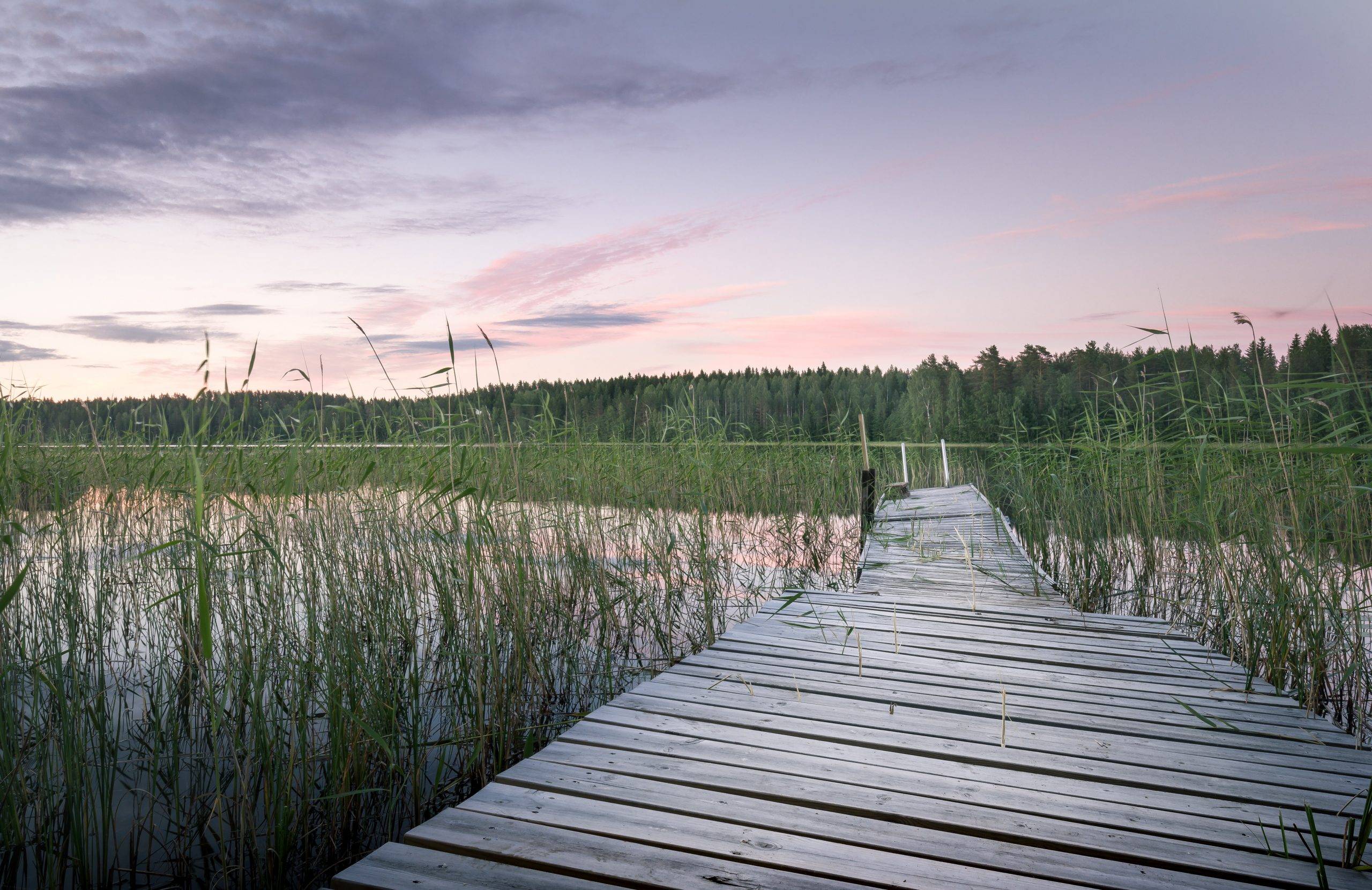 Nu går solen knappast ner, bländar bara av sitt sken