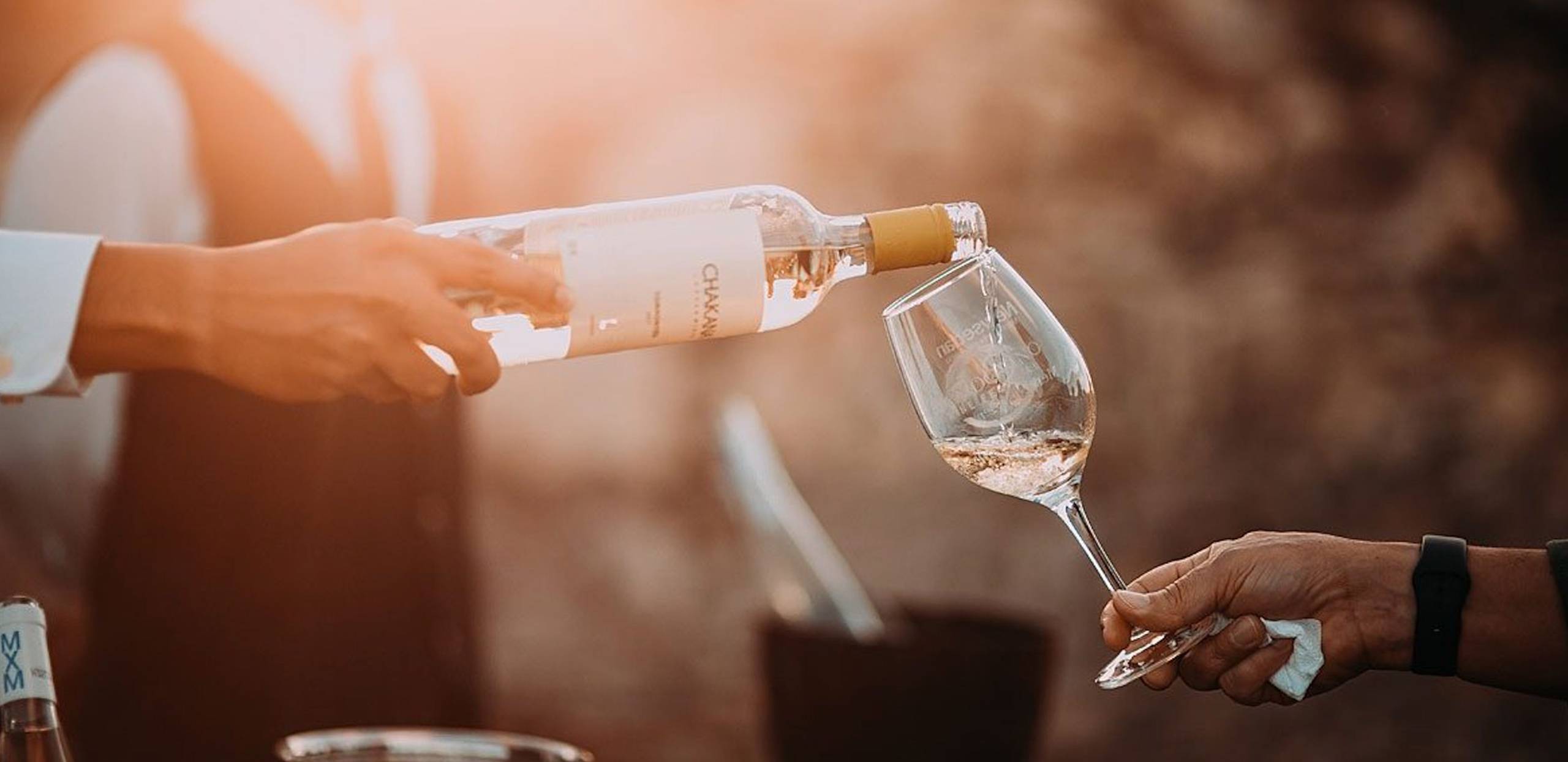Bild på Grab a Bottle – glödande grillar och sensommarkvällar