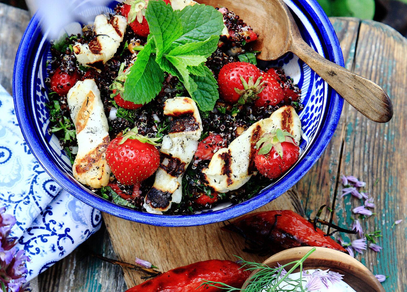 Bild på Jordgubbstabbouleh med halloumi och kryddig korv